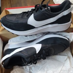 Nike Men's Black and White Sneakers